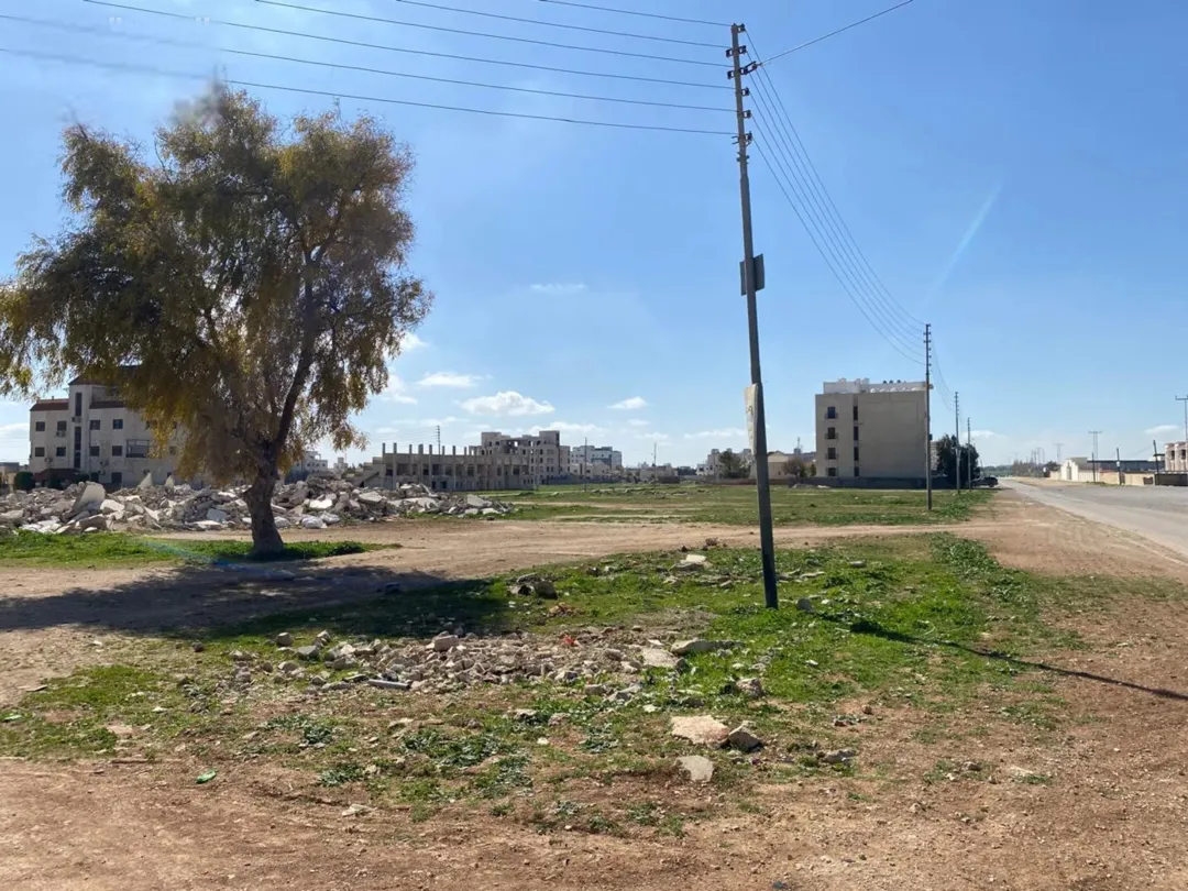 ارض سكنيه في الطنيب حوض العيادات قرب جامعة الشرق الاوسط للبيع