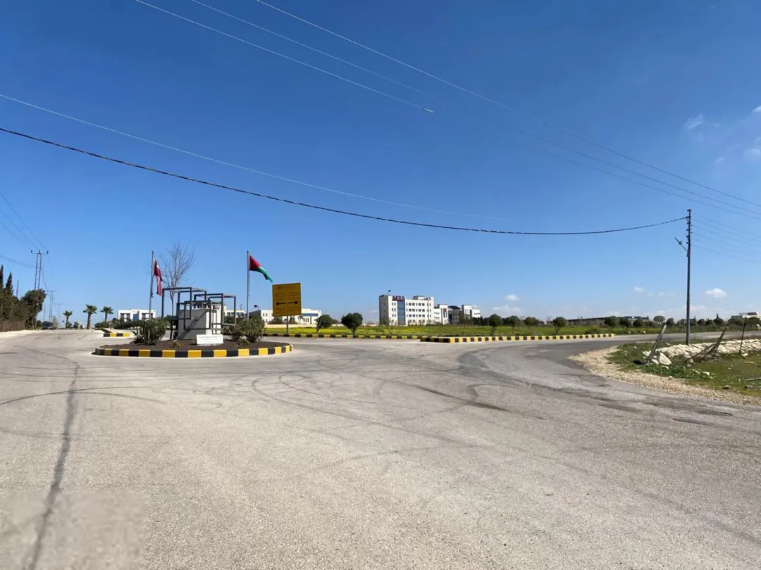 ارض سكنيه في الطنيب حوض العيادات قرب جامعة الشرق الاوسط للبيع