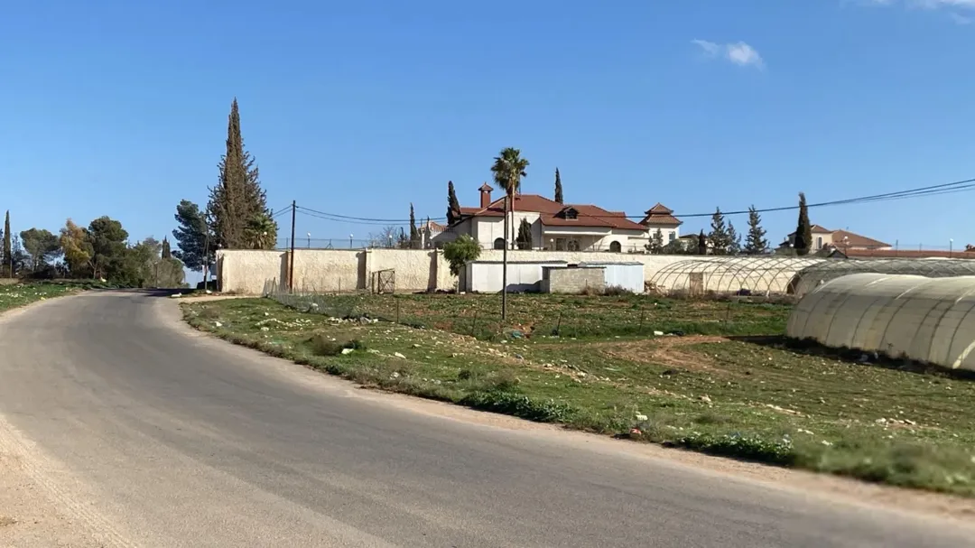 ارض سكنيه في الطنيب حوض العيادات قرب جامعة الشرق الاوسط للبيع