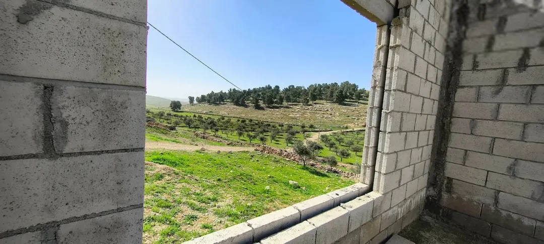 أرض زراعية مع بيت عظم للبيع