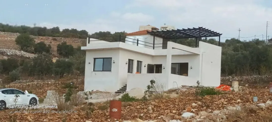 ارض وبيت بام الينابيع /عجلون باطلاله مميزه ومحاطه بالغابات والاكواخ السياحيه للبيع تصلح للاستثمار