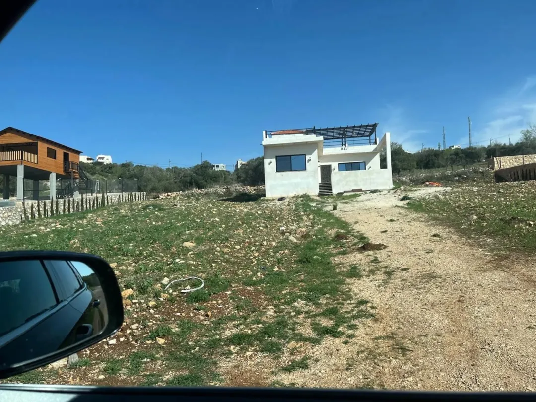 ارض وبيت بام الينابيع /عجلون باطلاله مميزه ومحاطه بالغابات والاكواخ السياحيه للبيع تصلح للاستثمار