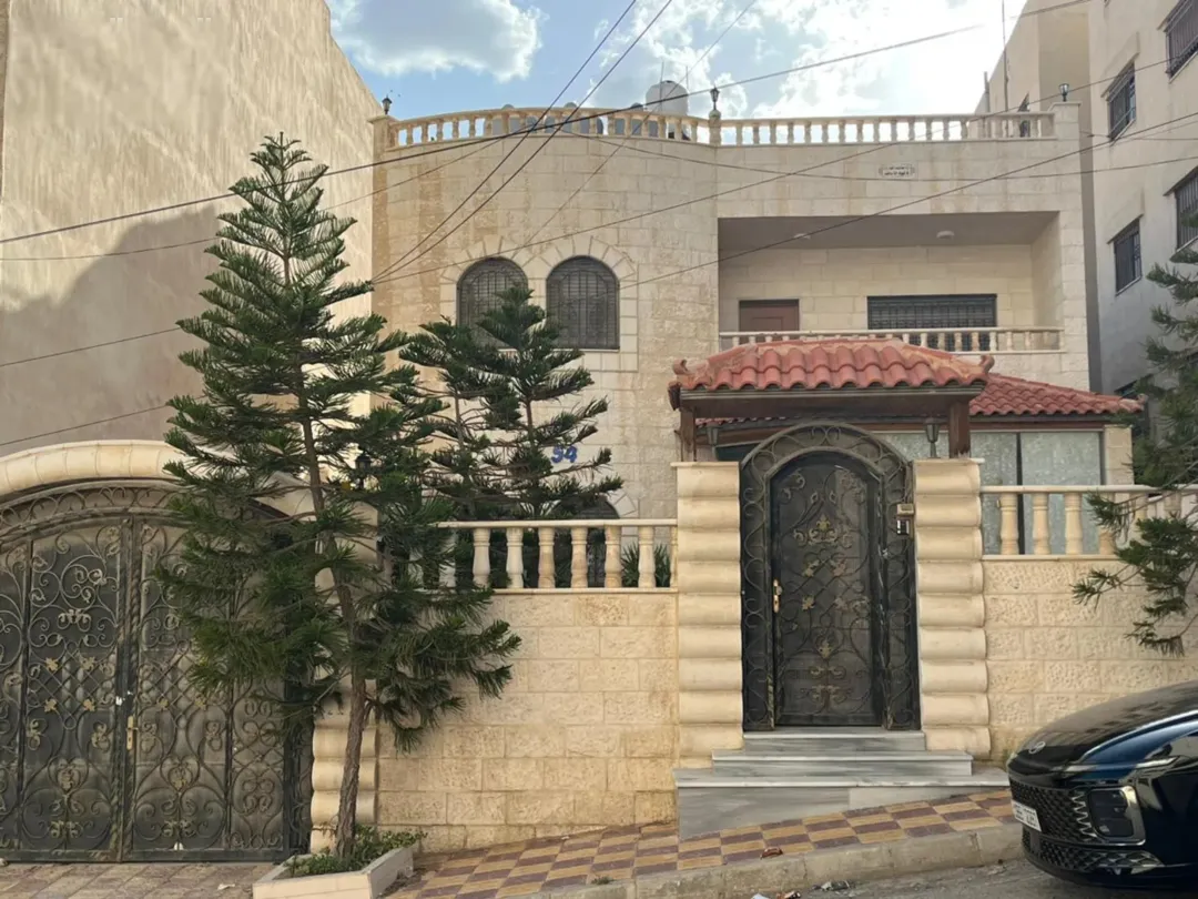 فيلا فاخرة للبيع في الزرقاء جبل طارق