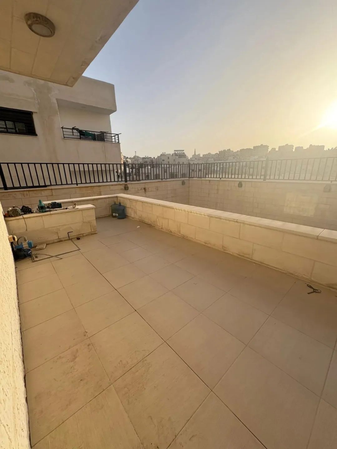 فيلا فاخرة للبيع في الزرقاء جبل طارق