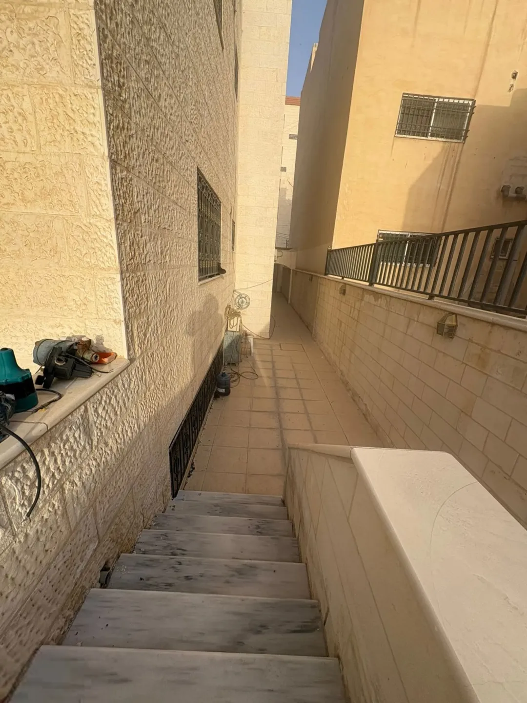 فيلا فاخرة للبيع في الزرقاء جبل طارق