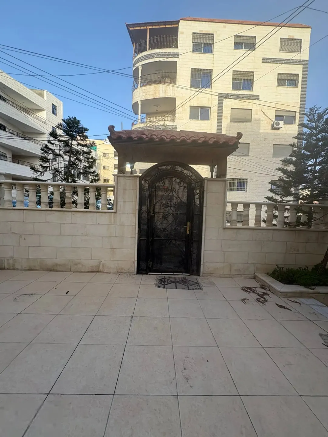 فيلا فاخرة للبيع في الزرقاء جبل طارق