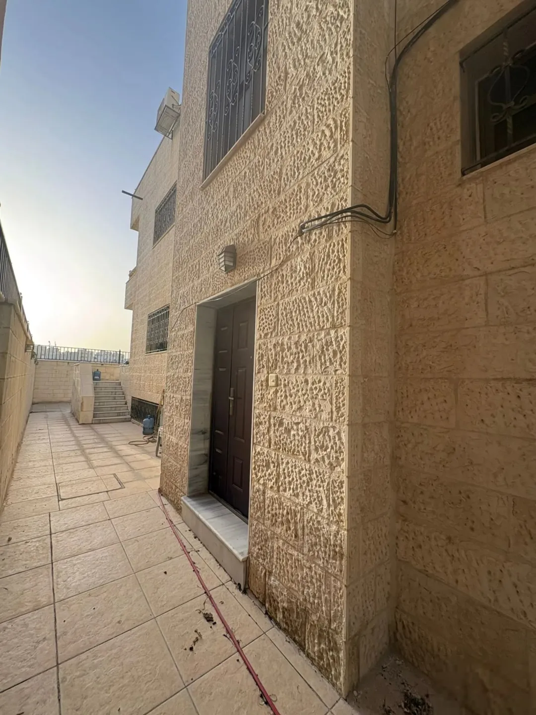 فيلا فاخرة للبيع في الزرقاء جبل طارق