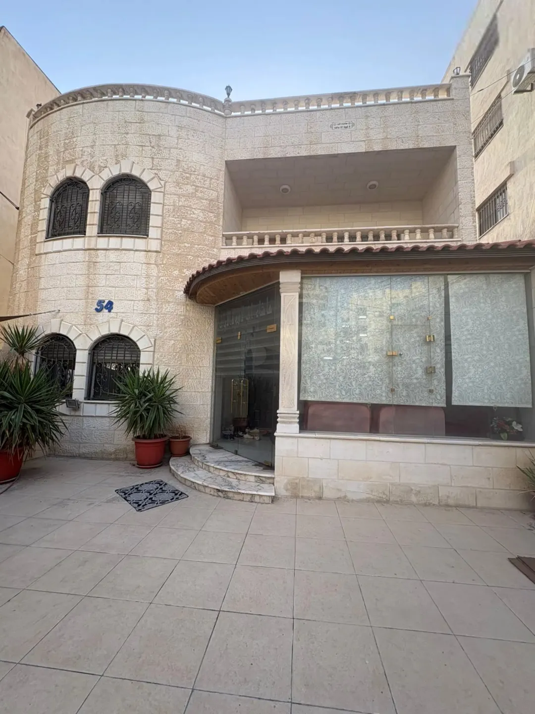 فيلا فاخرة للبيع في الزرقاء جبل طارق