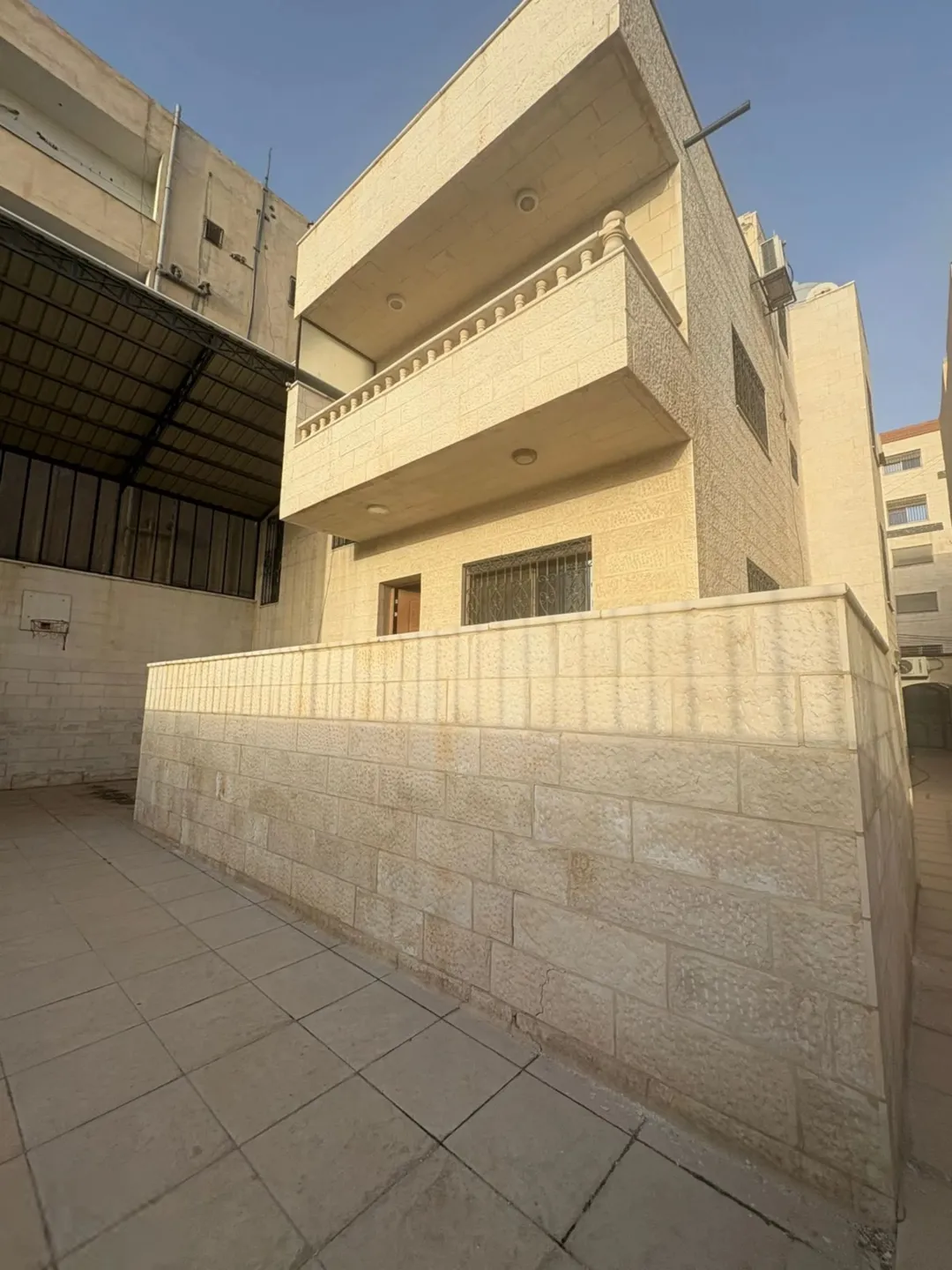 فيلا فاخرة للبيع في الزرقاء جبل طارق