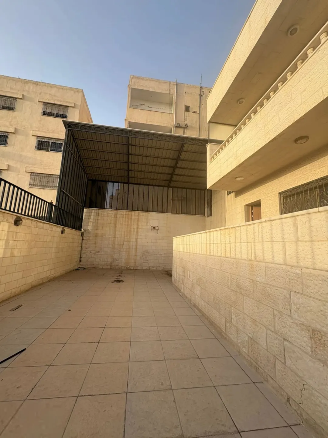 فيلا فاخرة للبيع في الزرقاء جبل طارق