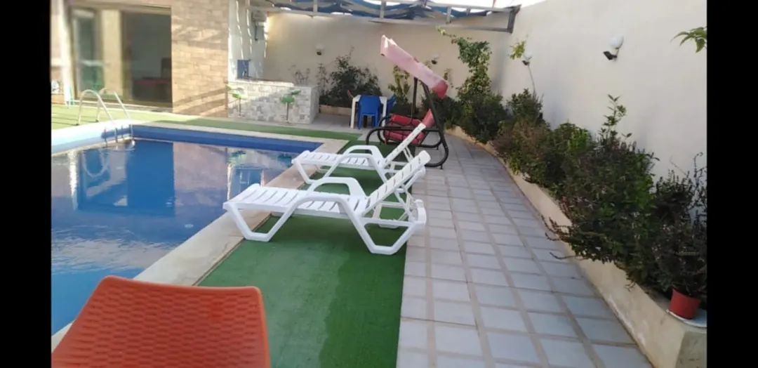 شاليه للبيع او البدل بسياره حديثه كجزء من الثمن في البحر الميت بالقرب من منتجع البحيره