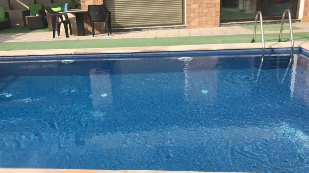 شاليه للبيع او البدل بسياره حديثه كجزء من الثمن في البحر الميت بالقرب من منتجع البحيره