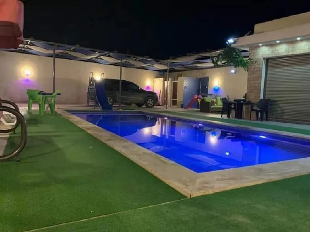 شاليه للبيع او البدل بسياره حديثه كجزء من الثمن في البحر الميت بالقرب من منتجع البحيره