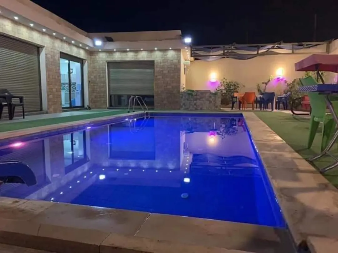 شاليه للبيع او البدل بسياره حديثه كجزء من الثمن في البحر الميت بالقرب من منتجع البحيره