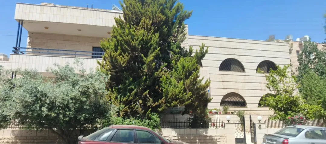 فيلا فاخرة للبيع في الجندويل – طابقين مع رووف