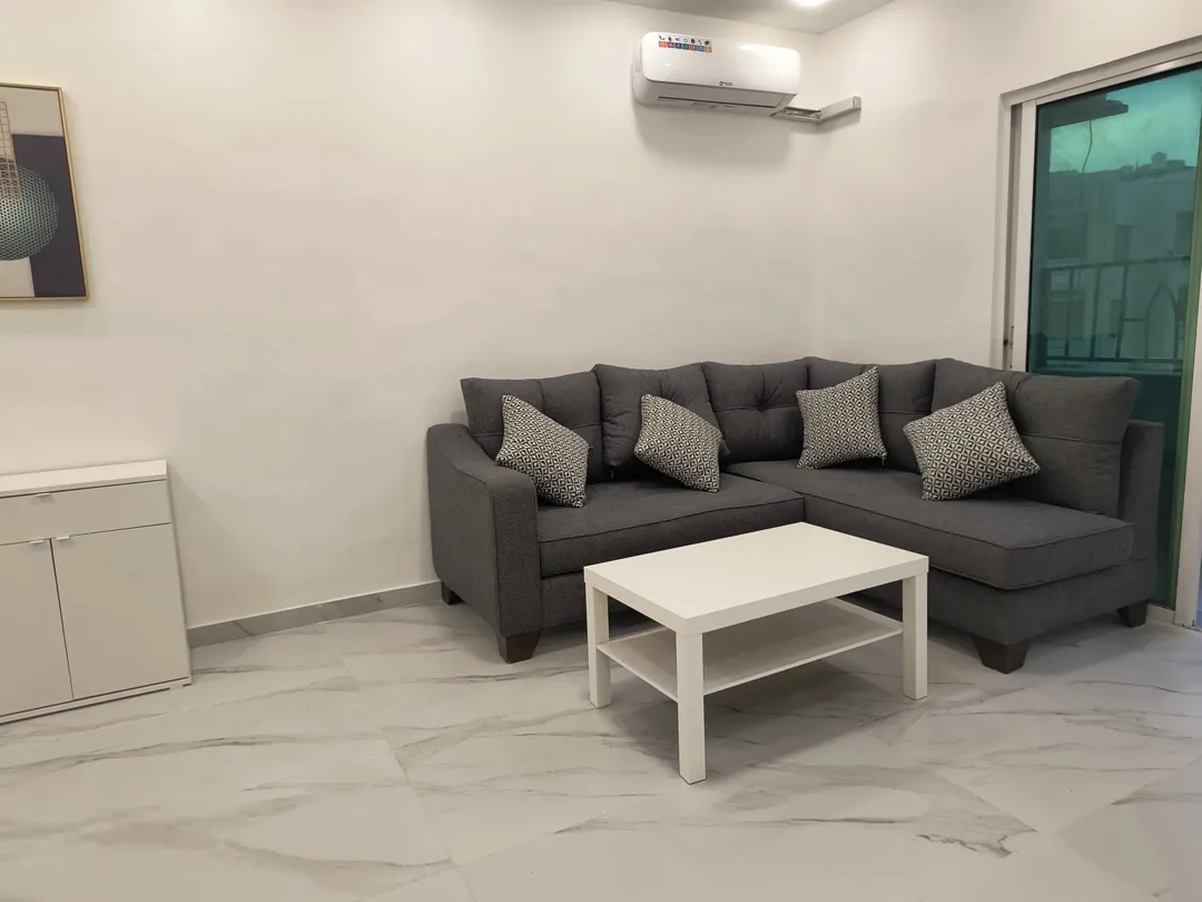 شقة مفروشة فاخرة للإيجار في الجبيهة، عمان – قرب الجامعة الأردنية