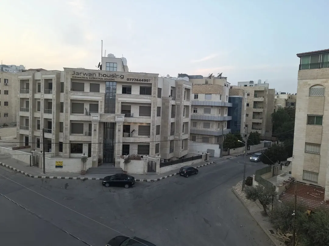 شقة مفروشة فاخرة للإيجار في الجبيهة، عمان – قرب الجامعة الأردنية