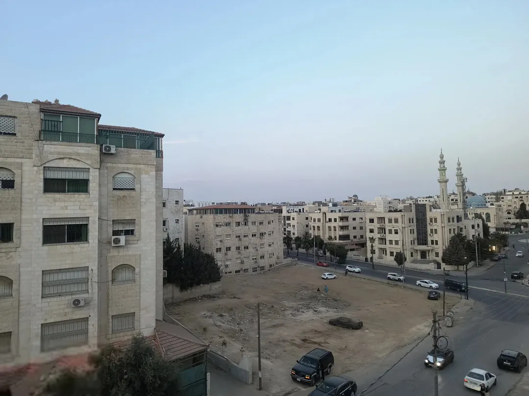 شقة مفروشة فاخرة للإيجار في الجبيهة، عمان – قرب الجامعة الأردنية