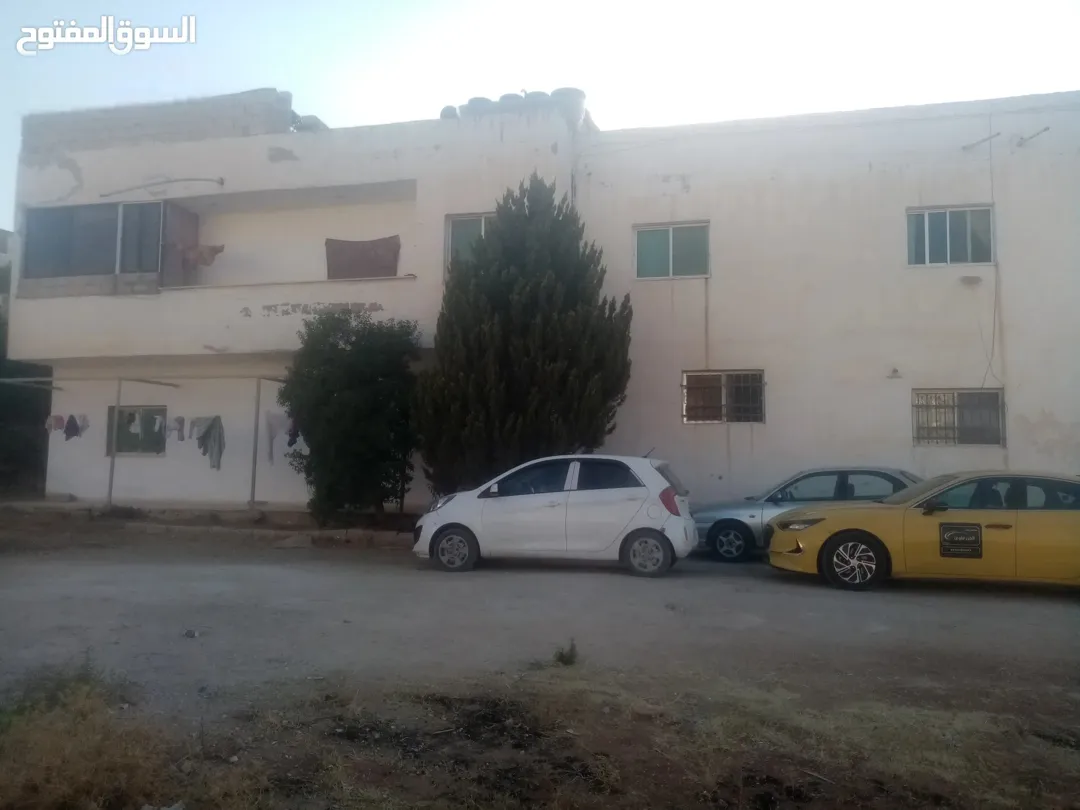 منزل سكني مميز مكون من أربع شقق للبيع