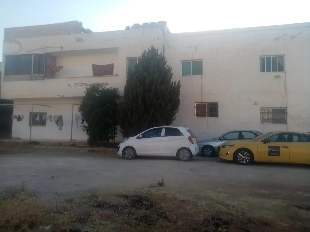 منزل سكني مميز مكون من أربع شقق للبيع