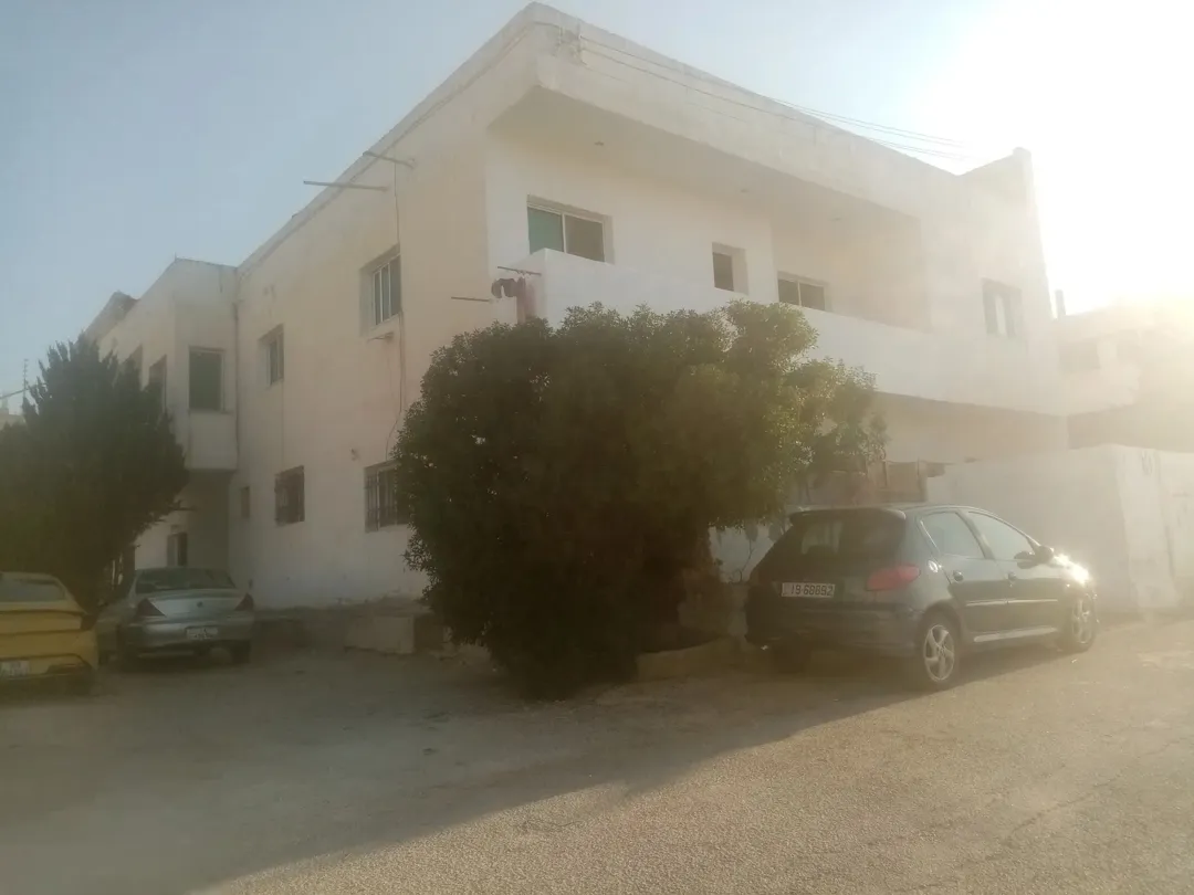 منزل سكني مميز مكون من أربع شقق للبيع