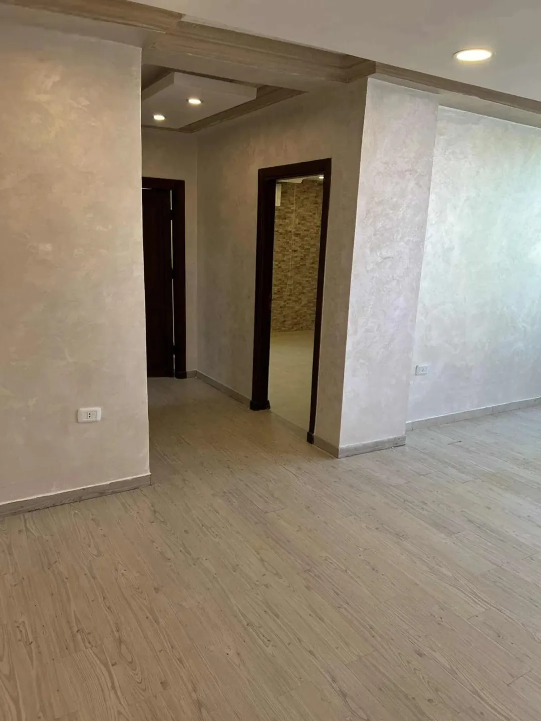 شقة سكنية تجارية فاخرة للبيع تحفة فنية في قلب ضاحية الرشيد