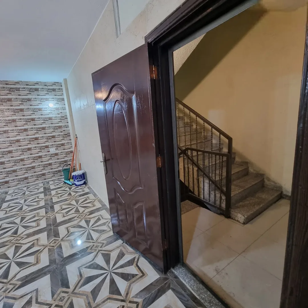 شقة طابق ارضي للبيع في الزرقاء جبل طارق