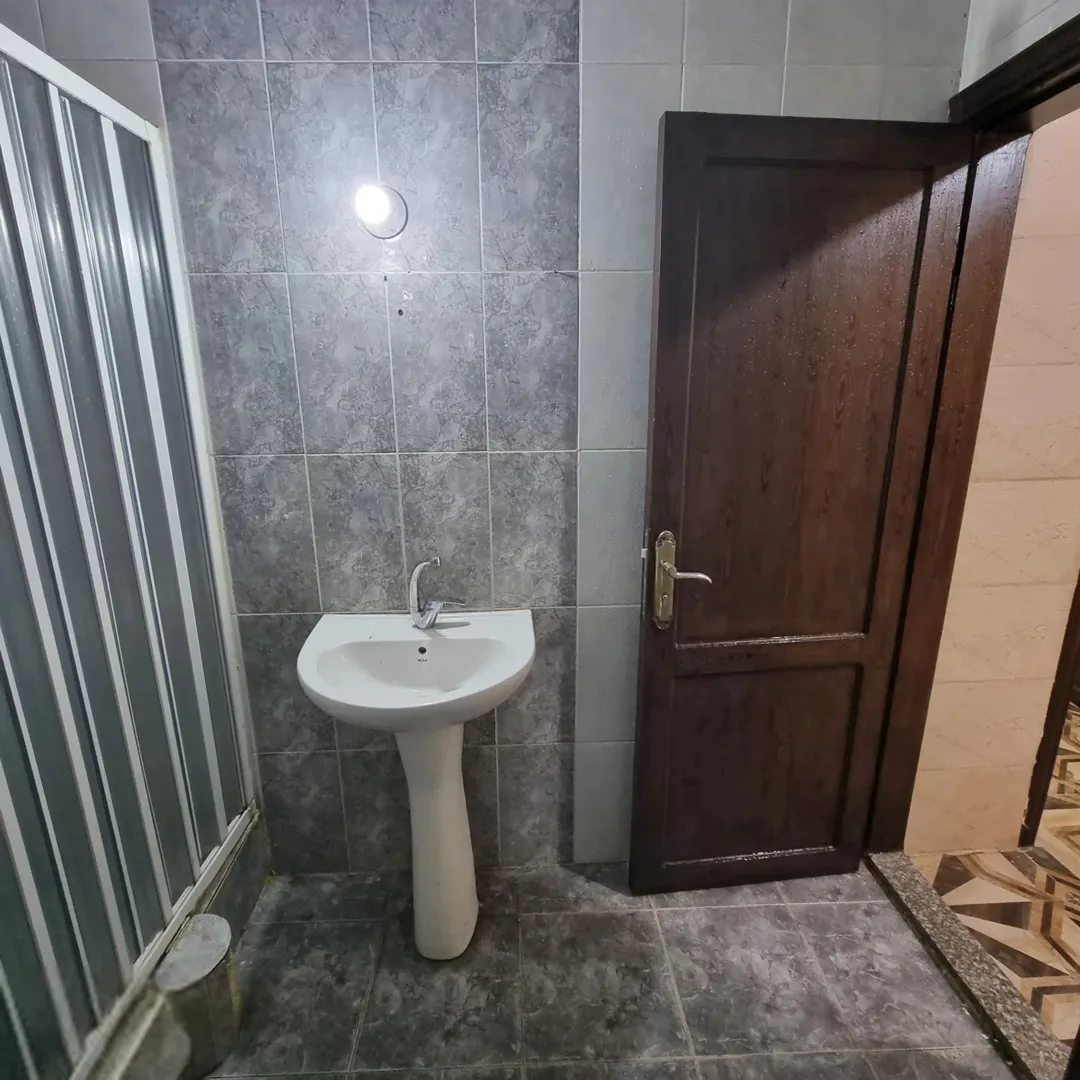 شقة طابق ارضي للبيع في الزرقاء جبل طارق