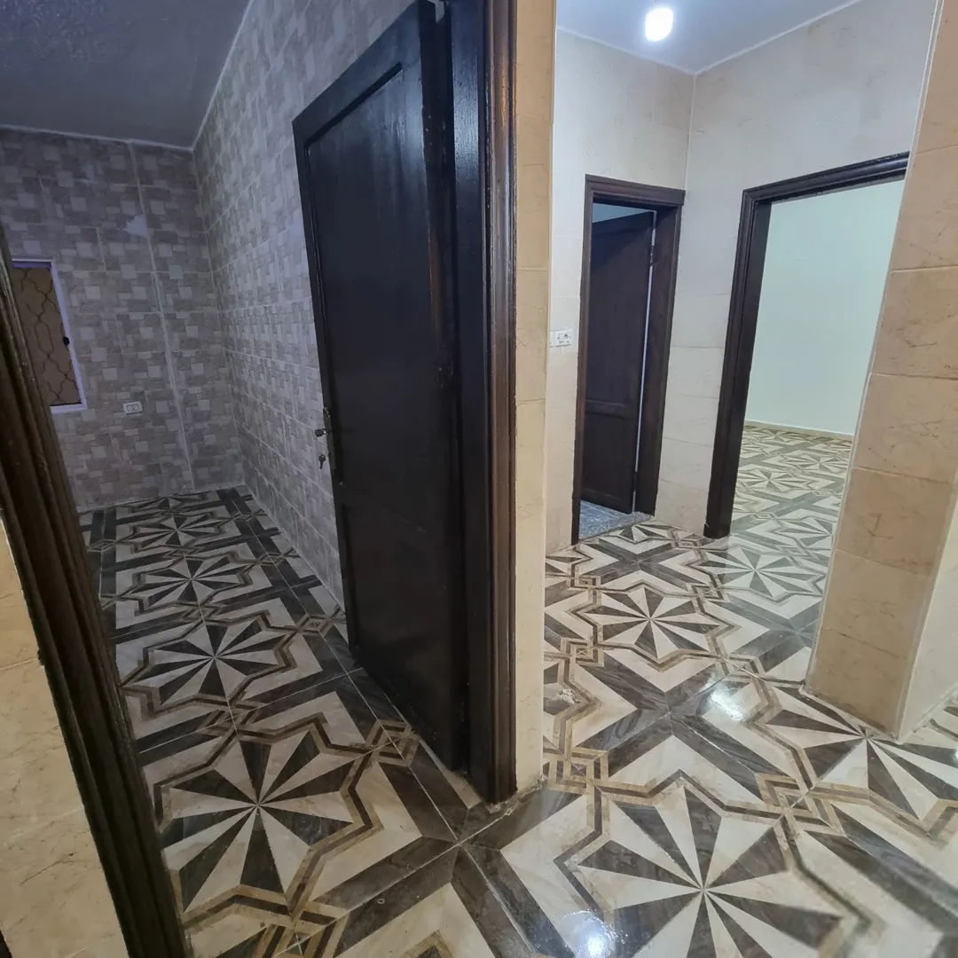 شقة طابق ارضي للبيع في الزرقاء جبل طارق