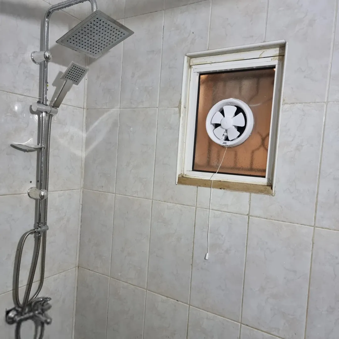 شقة طابق ارضي للبيع في الزرقاء جبل طارق