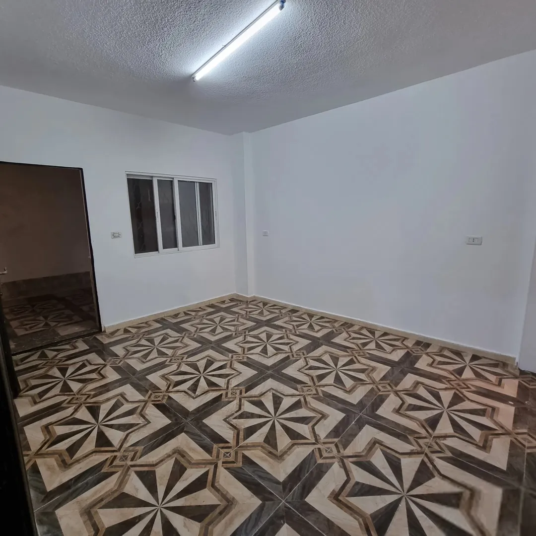 شقة طابق ارضي للبيع في الزرقاء جبل طارق