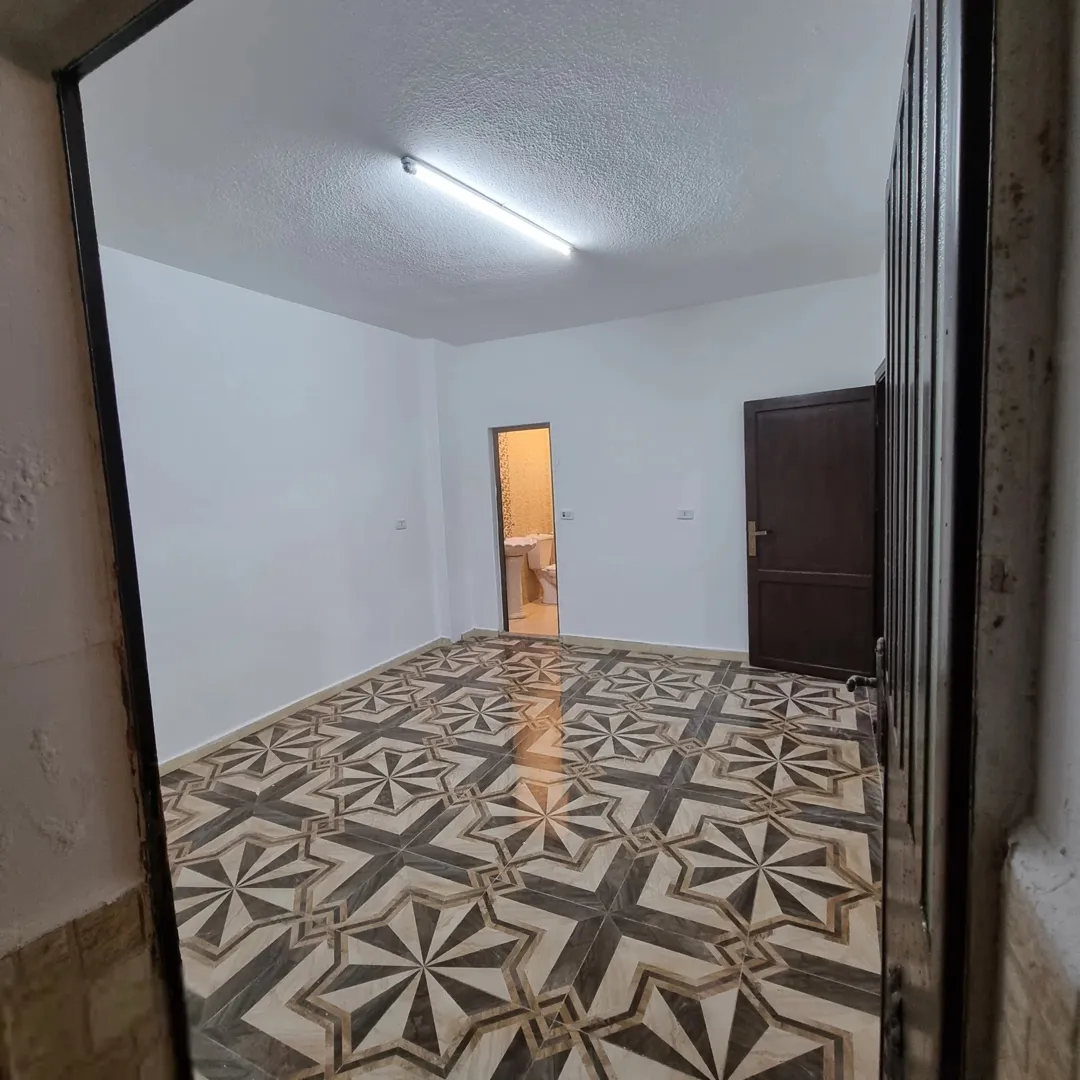 شقة طابق ارضي للبيع في الزرقاء جبل طارق