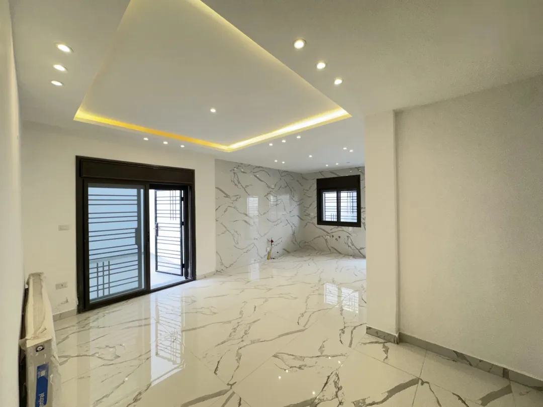 شقة طابق أول 119م للبيع باجمل مناطق تلاع العلي قرب اسواق السلطان