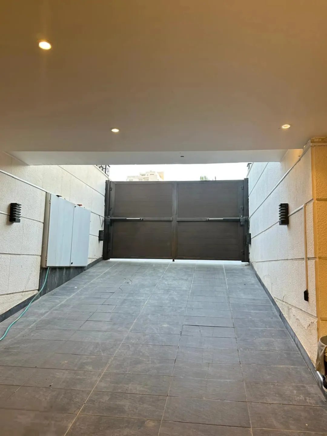 طريق المطار خلف المدارس العالمية منطقة الحويطي شقه طابق اول او ثاني بمساحة 170بمواصفات مميزة: