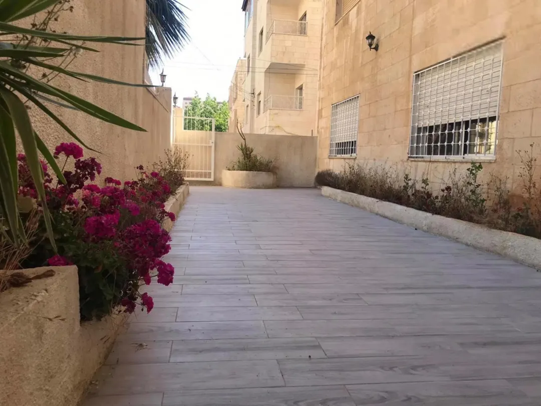 شقة لقطة للبيع مستقلة عن العمارة مدخلين مع حوش ترس خاص تعال تفرح لاتدفع شي