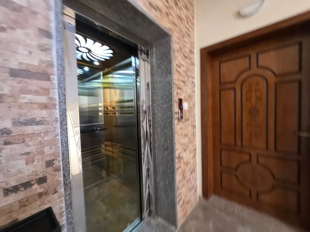للبيع شقه اطلاله بحريه تصلح للسكن او للاستثمار طابق ثاني هندسي يوجد مصعد ويوجد كراج للسياره