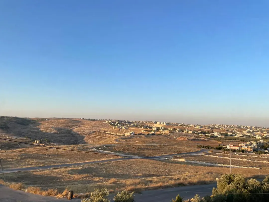 ارض سكن أ للبيع ذات اطلالة جميلة في ناعور طريق الجامعة الالمانية في منطقة جميلة ومرتفعة ومطلة