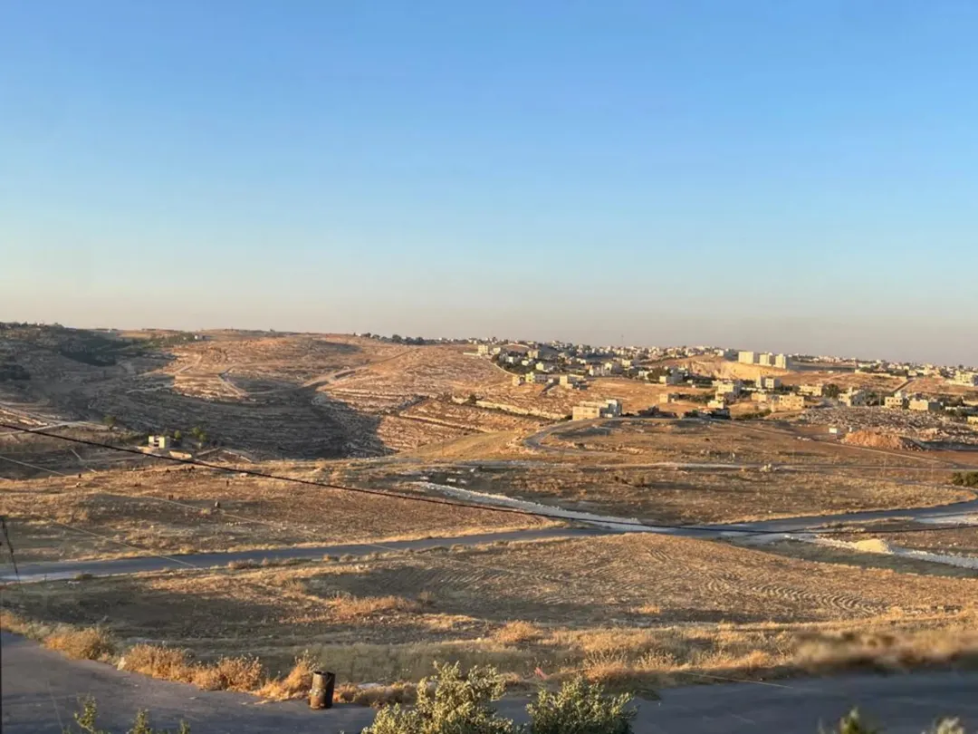 ارض سكن أ للبيع ذات اطلالة جميلة في ناعور طريق الجامعة الالمانية في منطقة جميلة ومرتفعة ومطلة