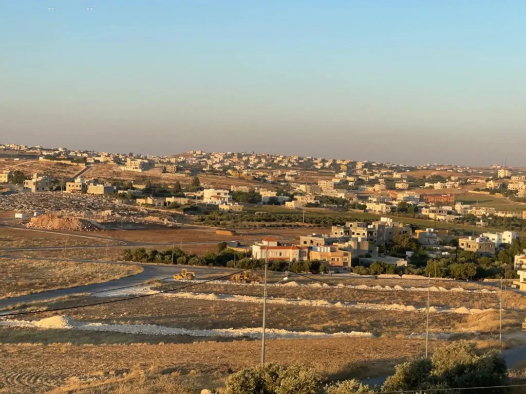 ارض سكن أ للبيع ذات اطلالة جميلة في ناعور طريق الجامعة الالمانية في منطقة جميلة ومرتفعة ومطلة