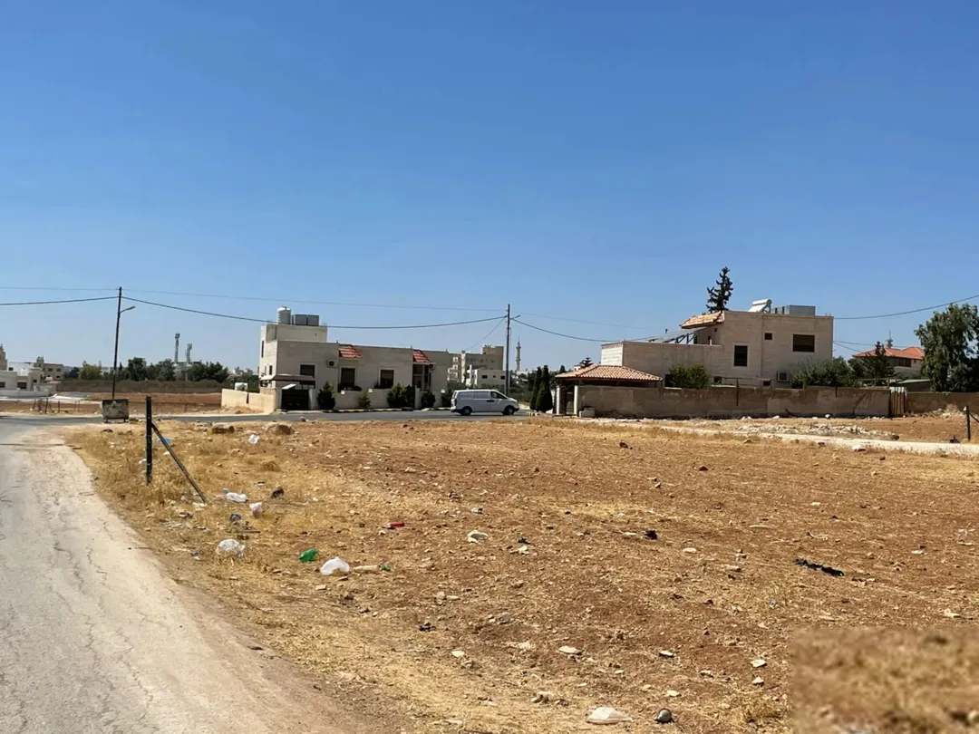 أرض سكنية مميزة للبيع في اليادودة