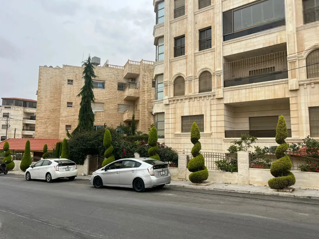 شقة للبيع في أم السماق بمساحة 250 متر مع حديقة وكراج خاص