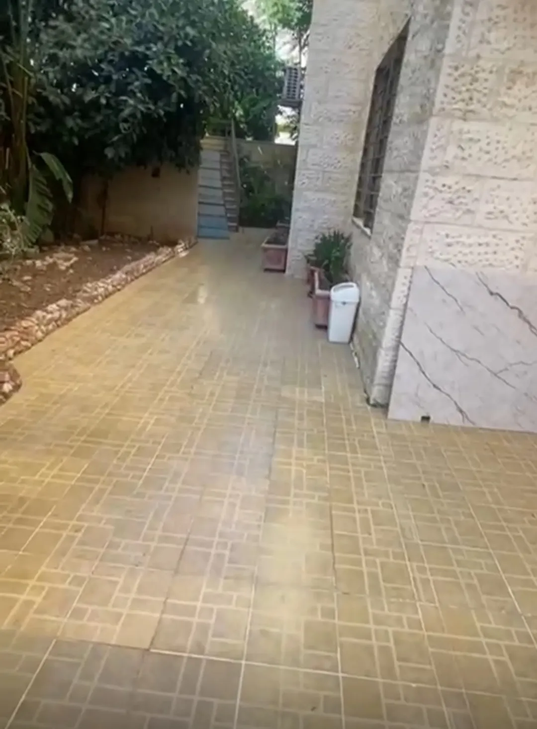 شقة مفروشة للإيجار في دير غبار مع حديقة وساحات خارجية | ID 841662