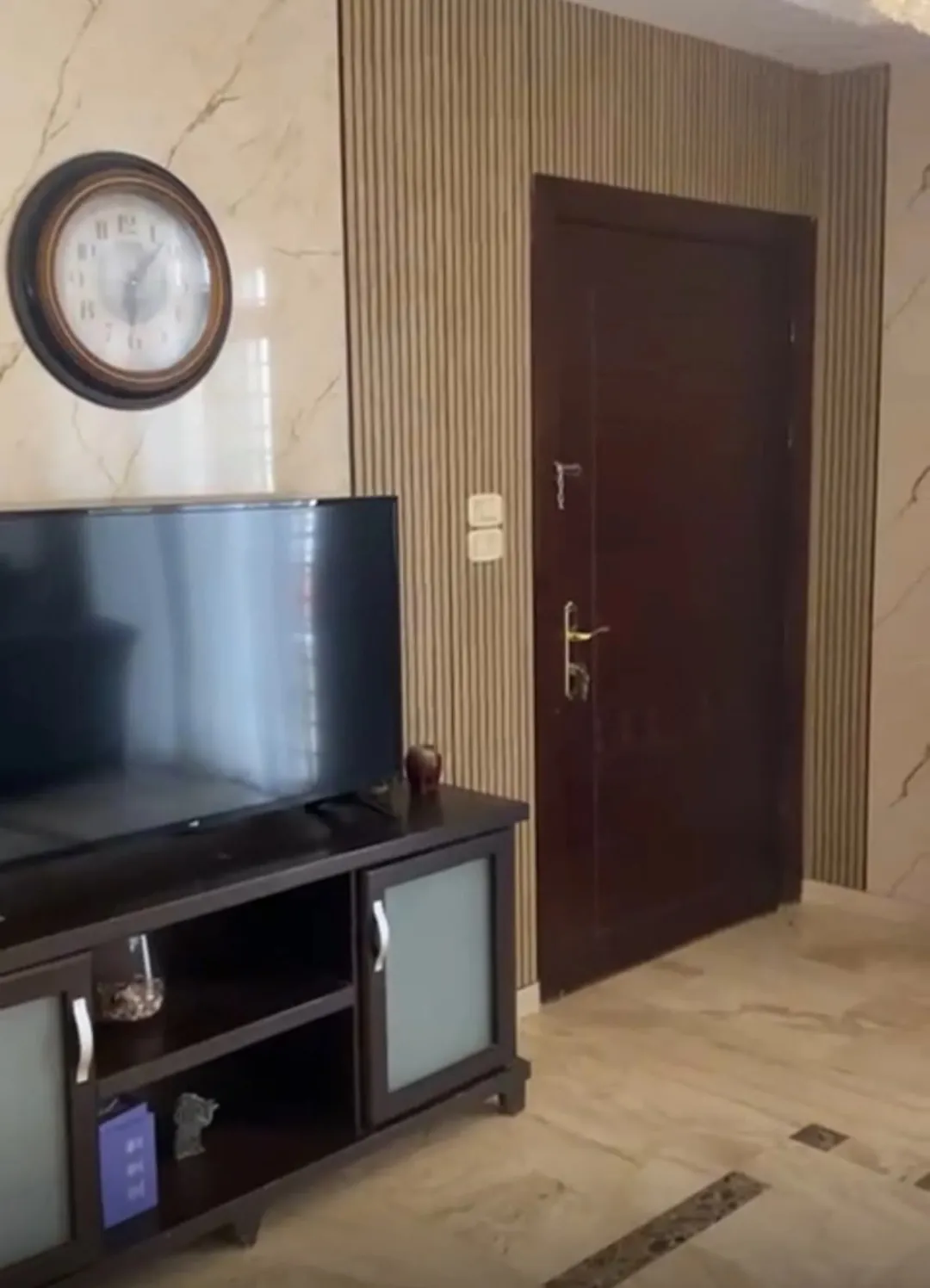 شقة مفروشة للإيجار في دير غبار مع حديقة وساحات خارجية | ID 841662