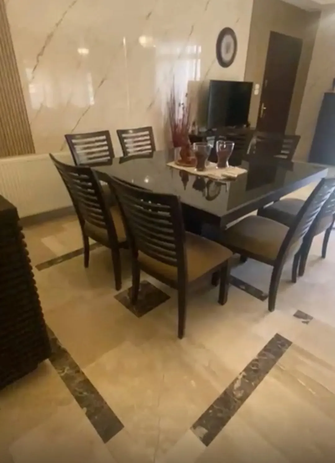 شقة مفروشة للإيجار في دير غبار مع حديقة وساحات خارجية | ID 841662