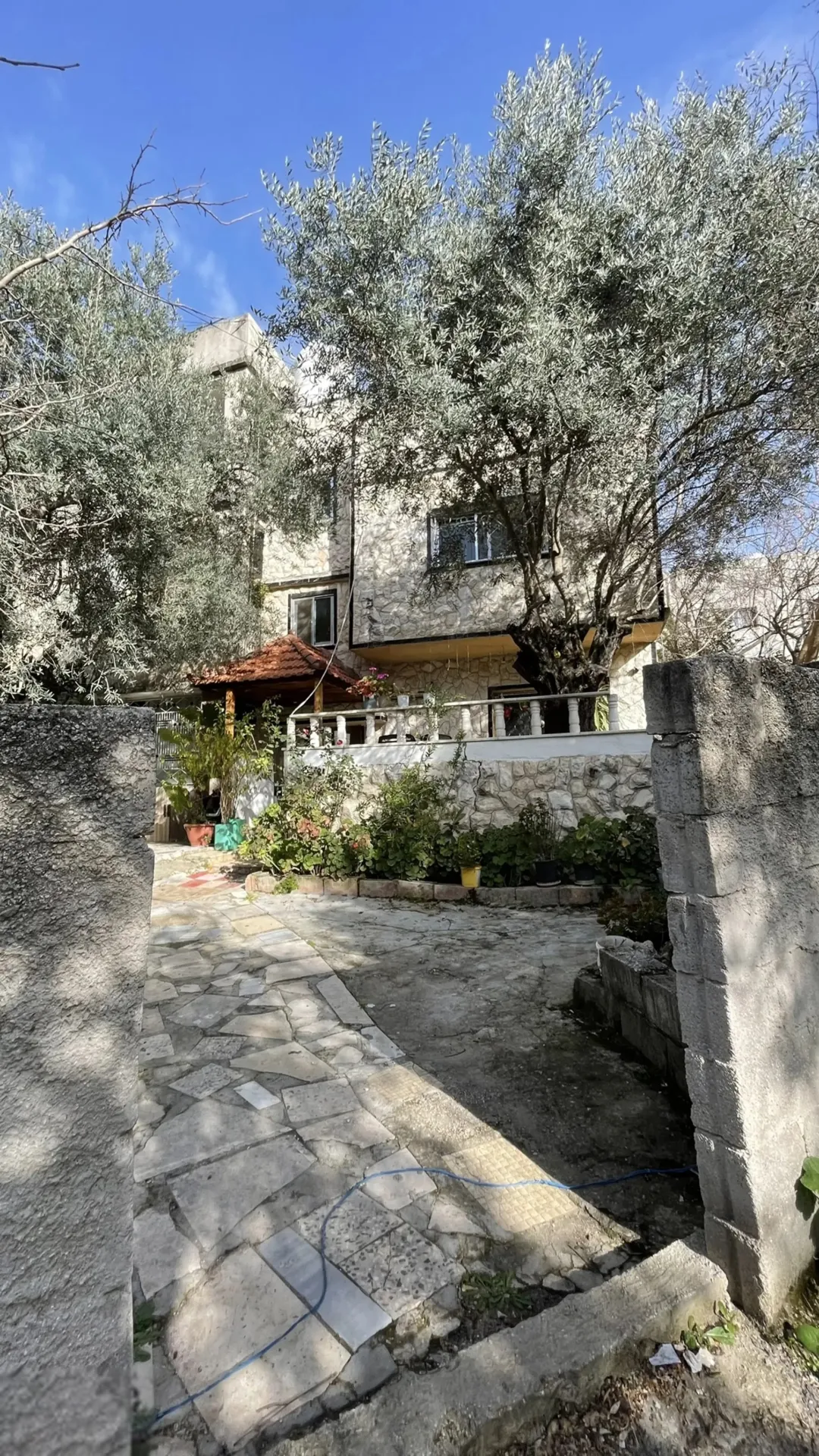 بيت طابقين مع سطح