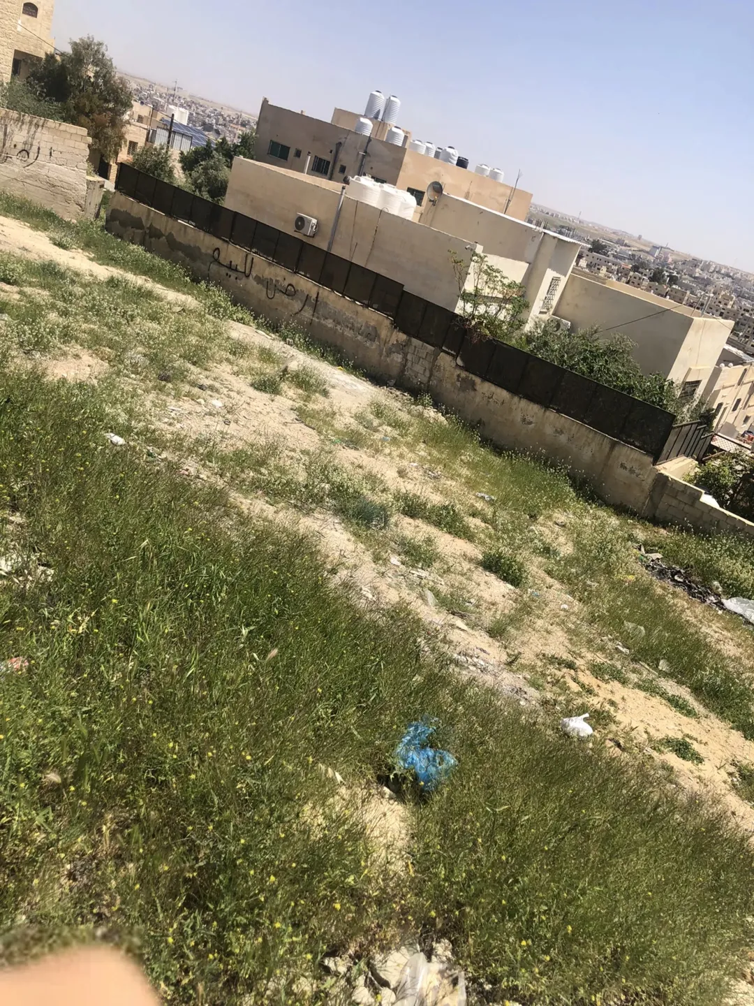 ارض مساحتها 400 متر بجانب دوار جبل الامير حمزة