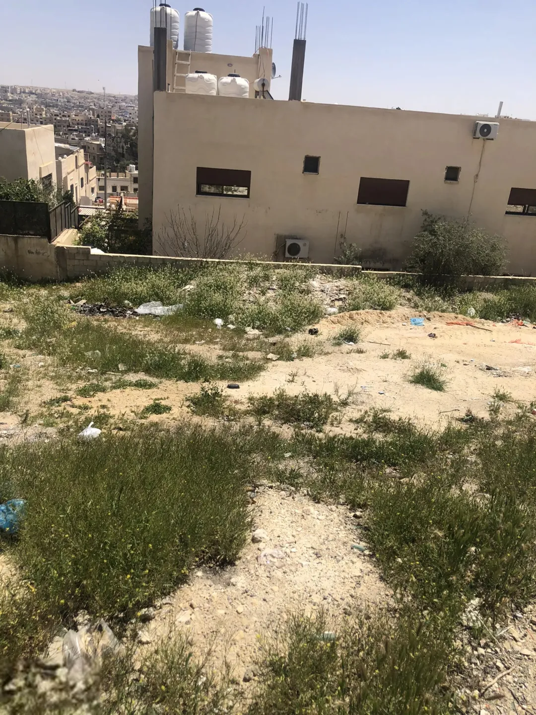 ارض مساحتها 400 متر بجانب دوار جبل الامير حمزة