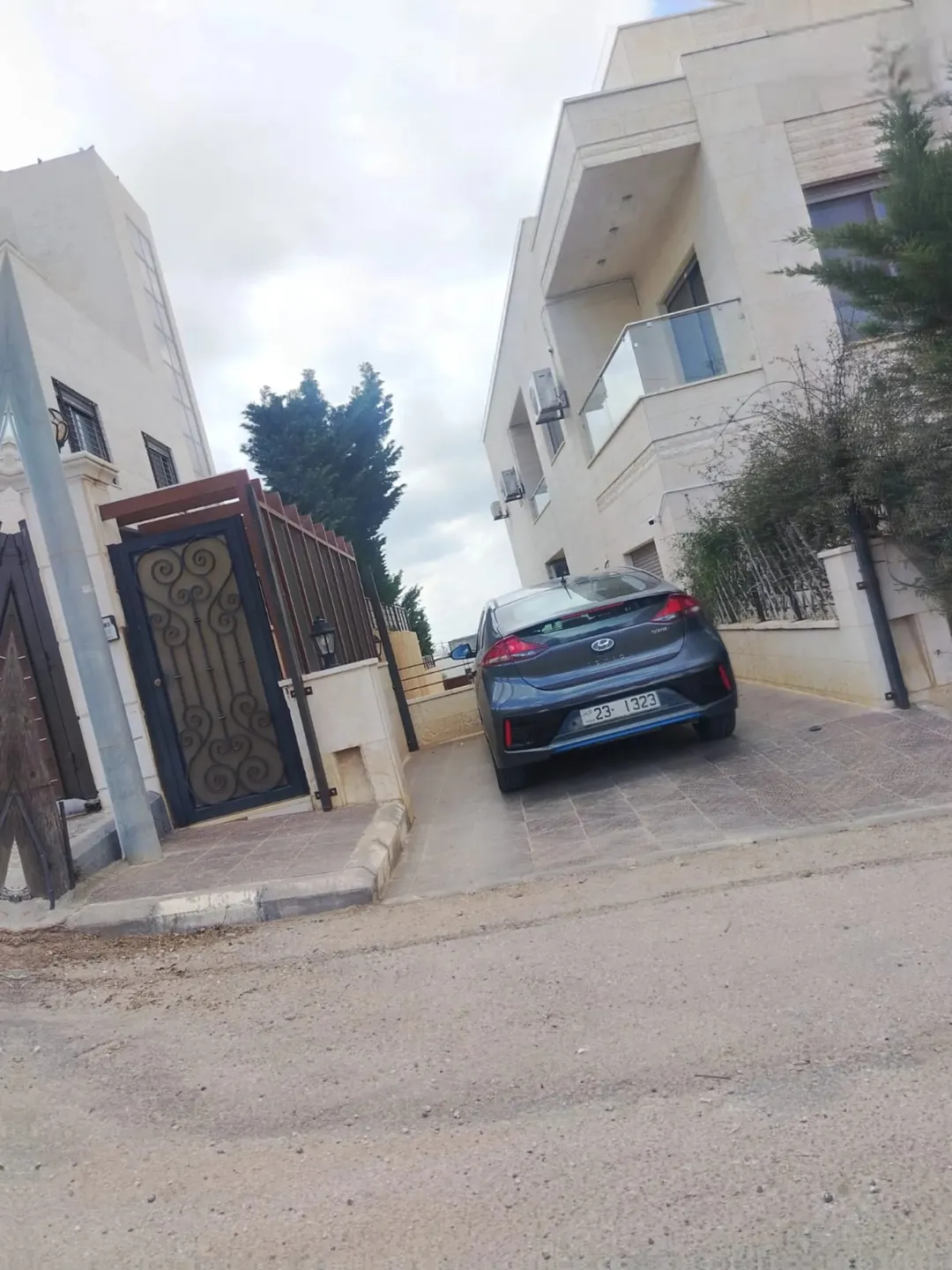 شقة فاخرة للبيع في قلب الظهير