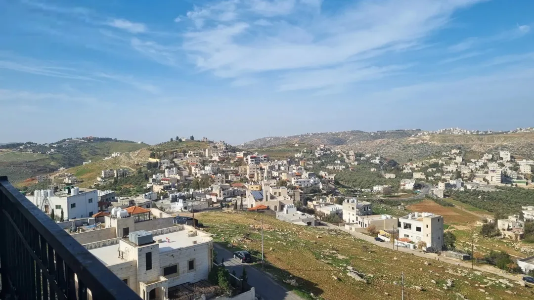 شقة طابقية فاخرة في ام عبهرة خلف منطقة الظهير