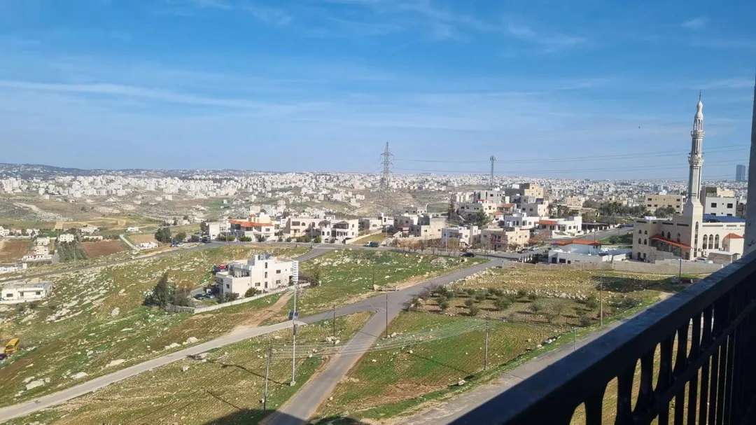 شقة طابقية فاخرة في ام عبهرة خلف منطقة الظهير